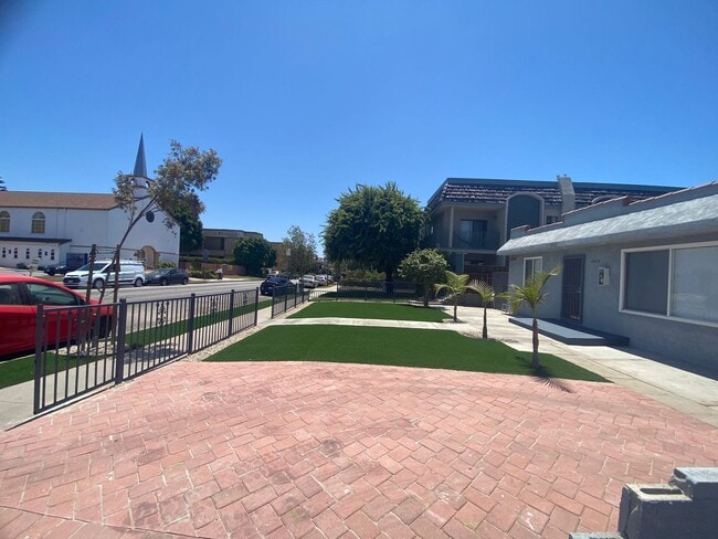 Building Photo - 1415 Centinela Ave