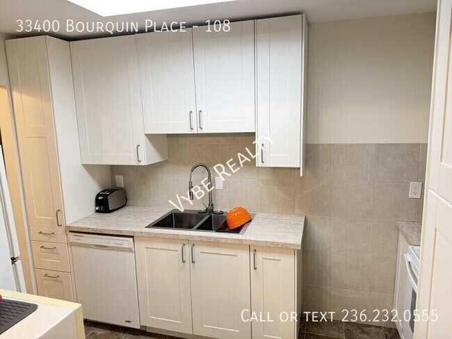 Photo du bâtiment - Great Space, Pet Friendly & Utilities Included!