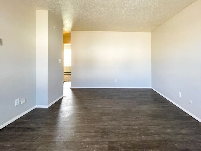 Foto del edificio - 2 Bedroom Flats Near Walking Trails!