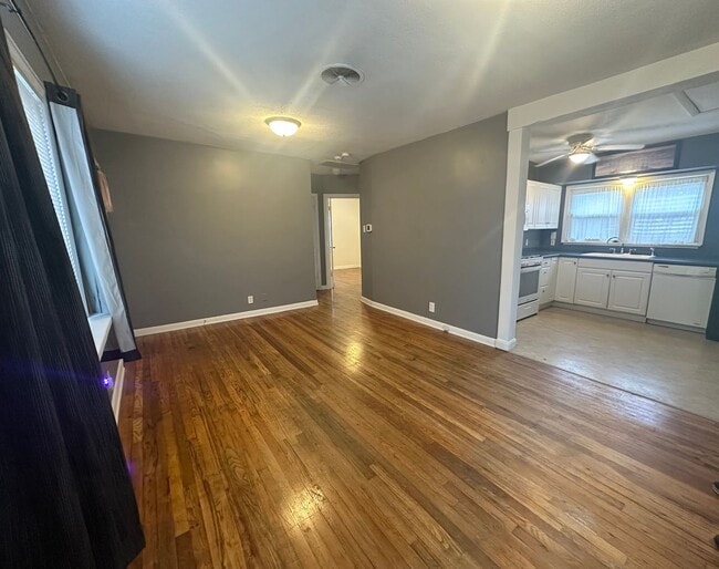 Foto del edificio - Charming 2 bedroom, 1 bath on a corner lot with large fenced backyard.