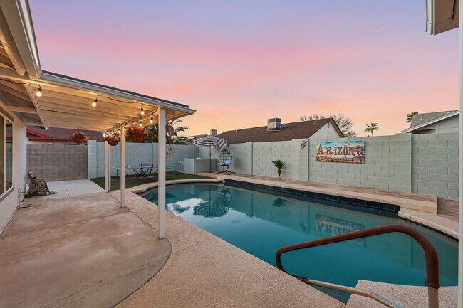 Building Photo - 7926 W Dahlia Dr