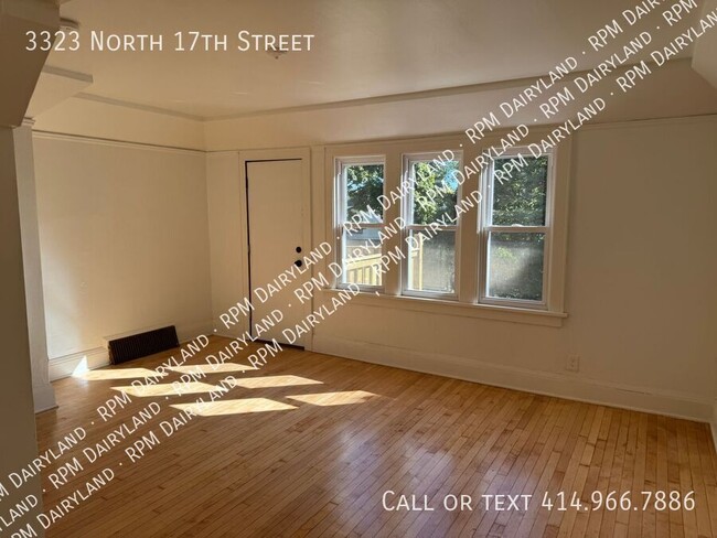 Building Photo - Stunning Newly Renovated 2-Bedroom Upper D...