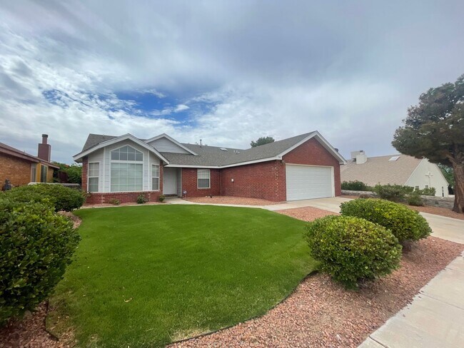 Building Photo - Beautiful 3 Bedroom/2 Bath home located of...