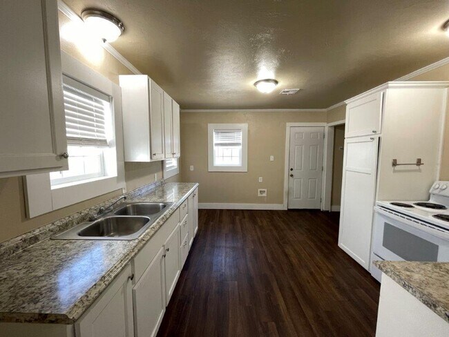 Foto del edificio - 3 bedroom one bath one car detached garage with laundry connections!