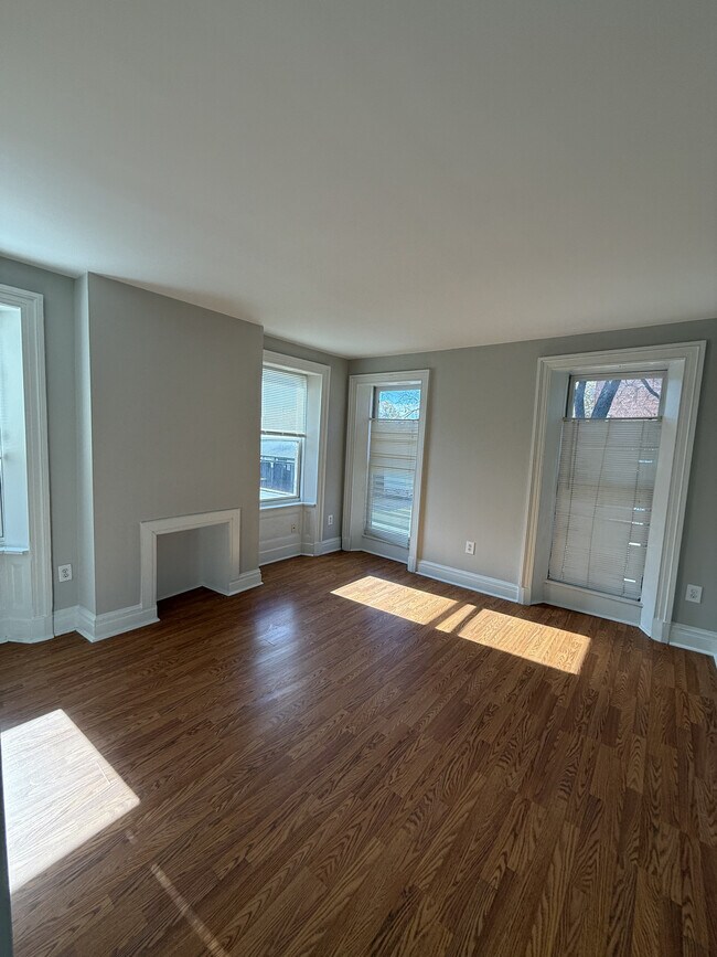 Dormitorio principal con una bonita vista del vecindario. - 31 S Arlington Ave