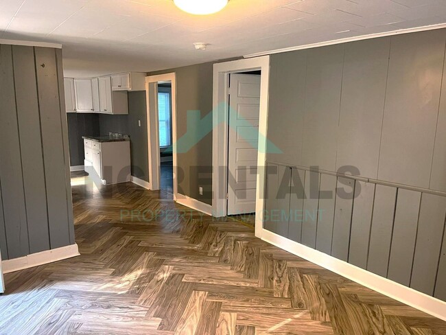 Building Photo - Recently Renovated: 2-Bedroom and 1-Bathro...