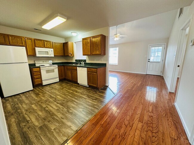 Foto del edificio - 2BR Condo with Garage | Vaulted Ceilings | Real Hardwood Floors | Gas Fireplace | Near UT & Downt...