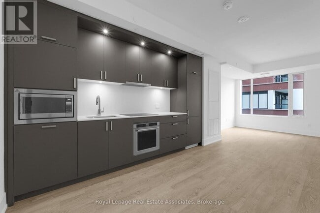 Building Photo - 259 The Kingsway