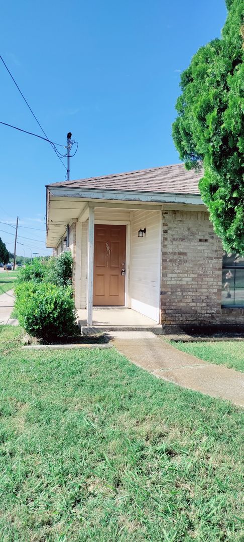 Building Photo - 601-603 Gardenview Cir