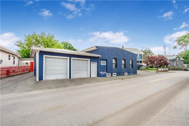 Building Photo - ****Pawtucket/Fairlawn – Single Family/Industrial Split Loft-Style Home - $2595****