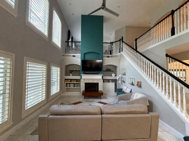 Building Photo - 2536 Crenshaw Dr