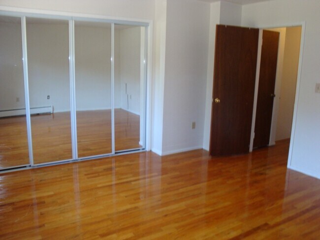 Building Photo - 2 Camelot Dr