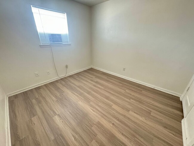 Building Photo - 503 Sunset Ln