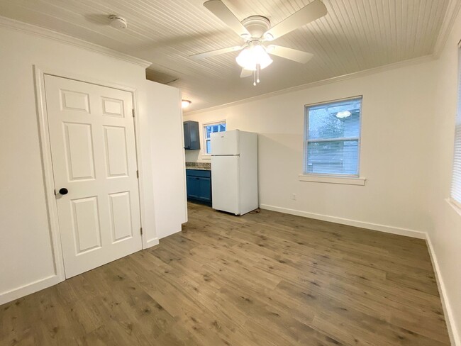 Building Photo - Recently renovated efficiency apartment in...