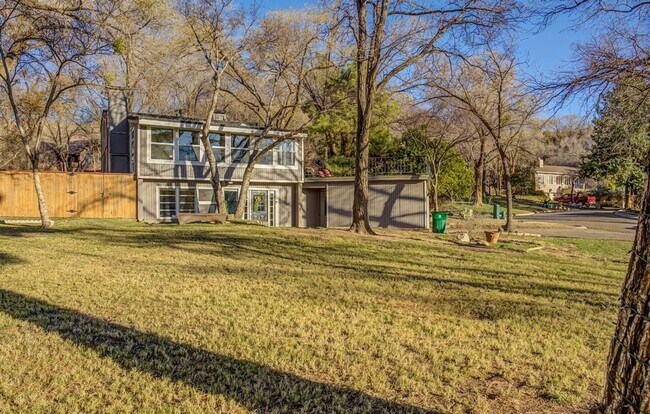 Building Photo - Lake Living!