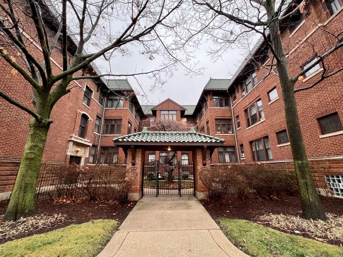 Primary Photo - Charming 2 Bed, 1 Bath Oak Park Unit In Pr...