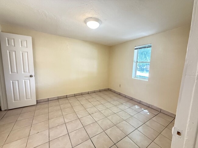 Building Photo - 350 Estancia Dr NW