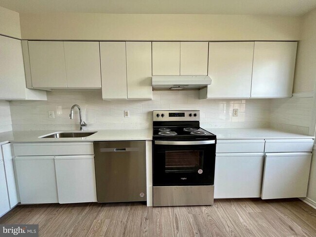 Foto del edificio - 8421 McKenzie Cir