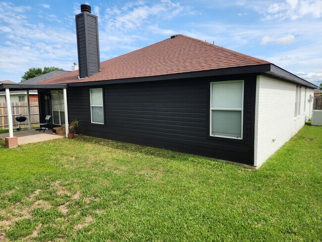Building Photo - 720 Mackenzie Dr