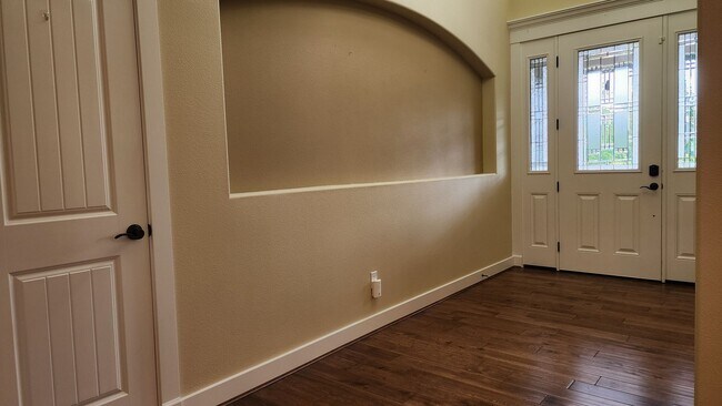 Foto del edificio - Beautiful Campus Glen 4-Bedroom!