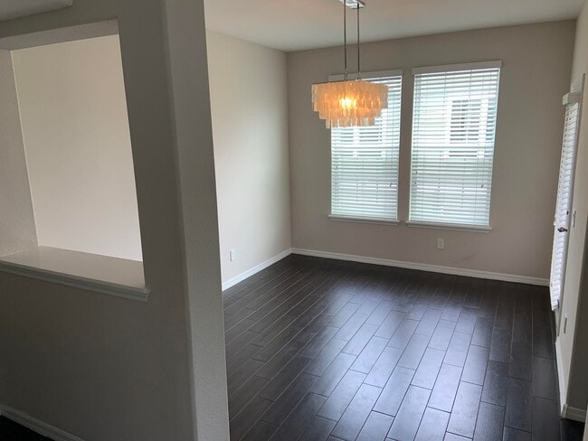 Building Photo - Beautiful  4 bed 3.5 bath Town home.