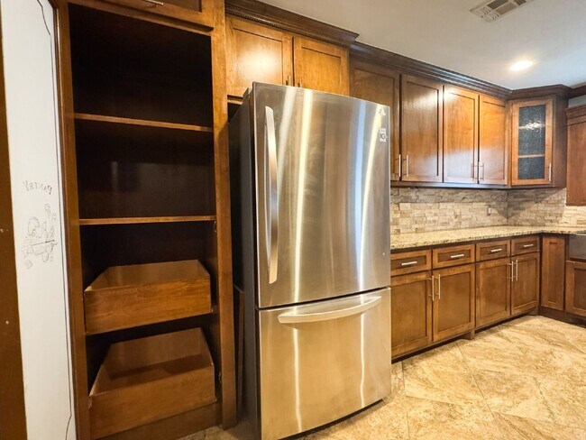 Foto del edificio - Spacious 4-Bedroom Home with Solar Savings, Modern Upgrades, and Workshop Space