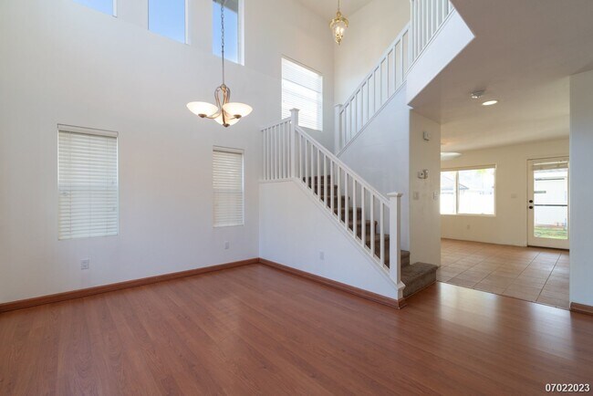 Building Photo - SF 3BR/2.5BA/2car garage in Ocean Pointe. 30 PV Panels, central AC!