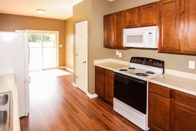 Building Photo - Amazing 3 BR 2 BA W/ Deck & Pond