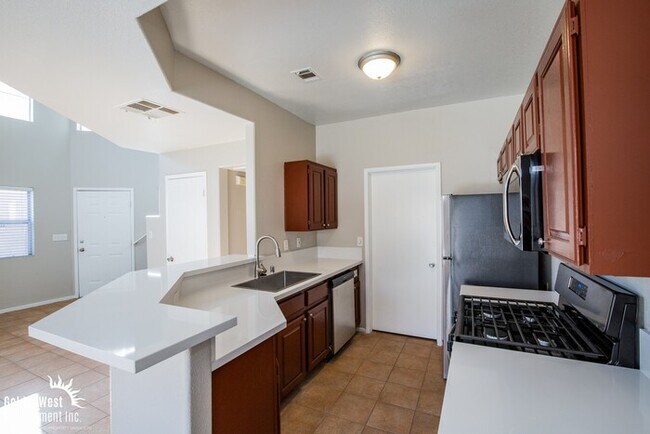 Building Photo - Spacious and Stylish 2Bdm 2Ba Townhouse in a Gated Community