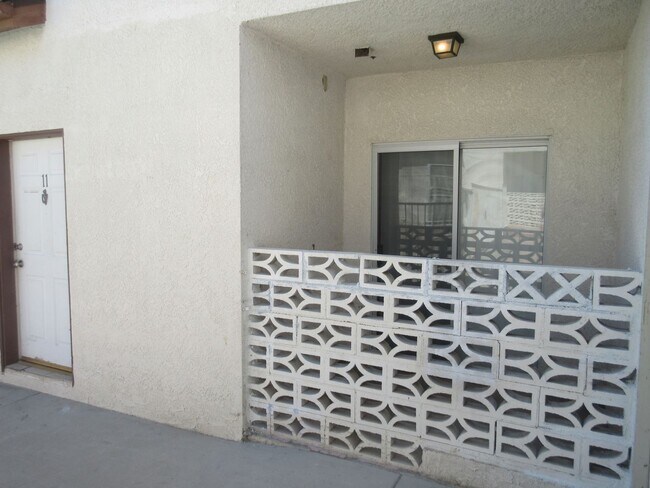 Building Photo - Wonderful townhouse on Glenoaks!