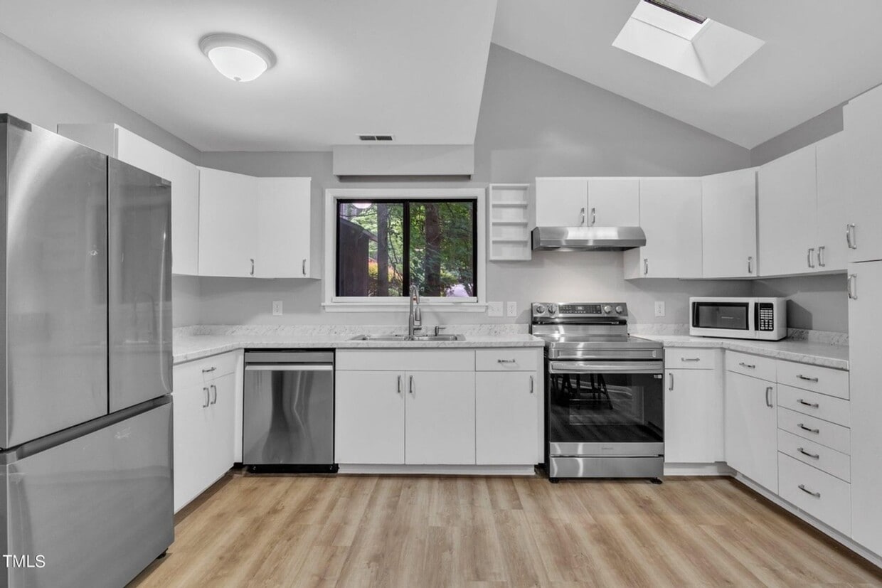 Spacious and Renovated 3BR Townhome in Cha... - Spacious and Renovated 3BR Townhome in Cha...
