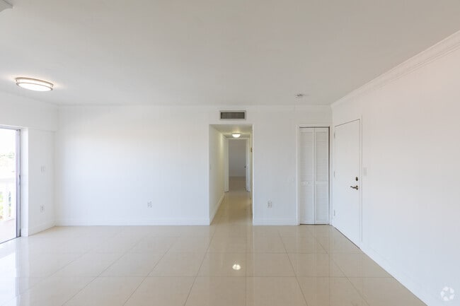 Interior Photo - Gables Corinthian Plaza