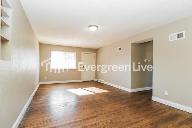 Foto del edificio - 725 Tyson Dr