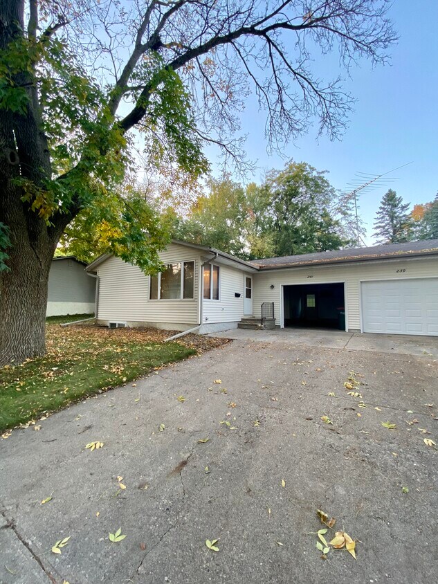 241 W Charlotte St, River Falls, WI 54022 Townhome Rentals in River