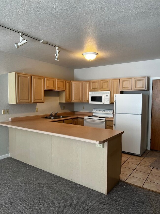 Building Photo - Super spacious 1 bedroom in town!