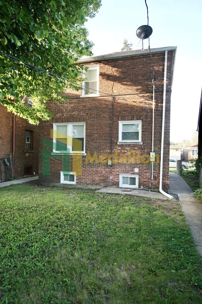 Building Photo - 2048 W 82nd Pl