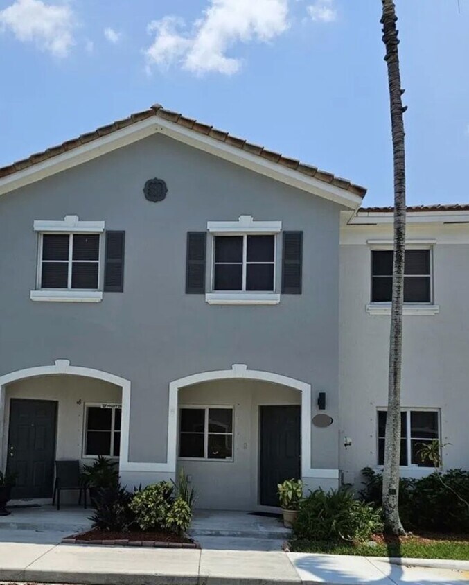 Primary Photo - Beautiful, recently renovated 3 bedrooms, ...
