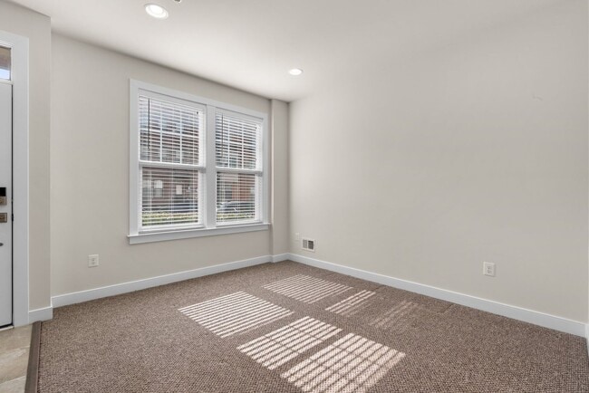 Building Photo - 3 Bed 4.5 Bath - Downtown Crown Townhouse ...