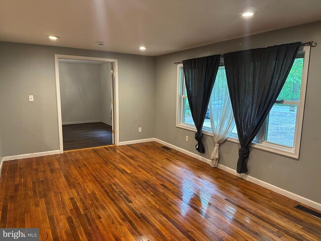 Foto del edificio - 421 Sawmill Ln