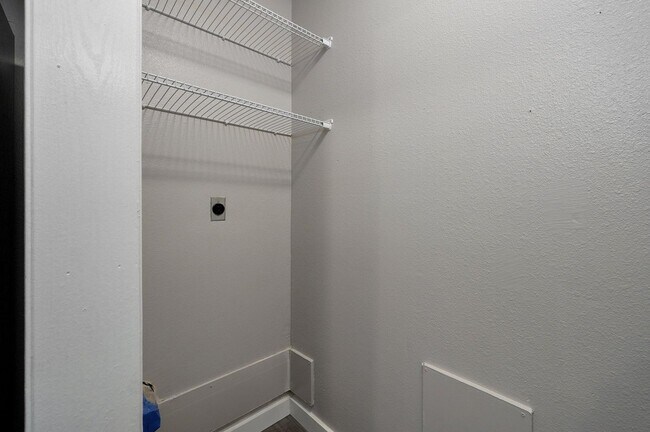 Building Photo - 1050 W Elm St