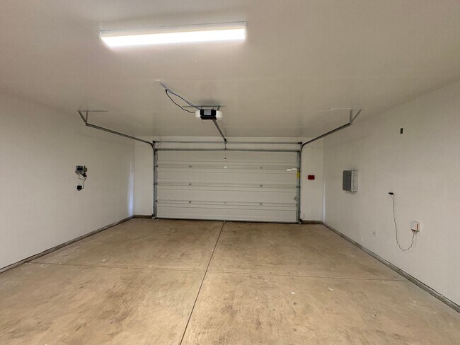 Building Photo - SE Visalia home Rent Ready!