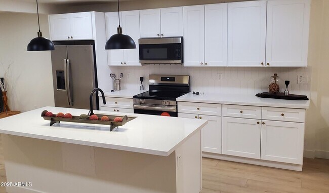 Foto del edificio - 2320 E Whitton Ave