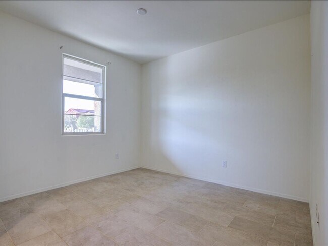 Building Photo - 1/2 OFF FIRST MONTH'S RENT!