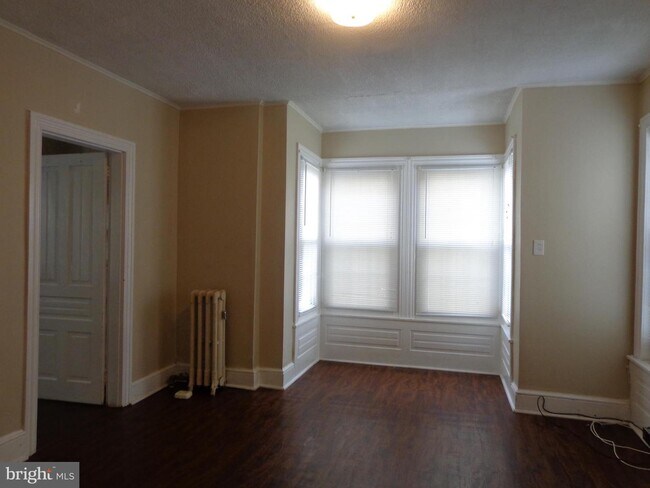 Building Photo - 566 Stanbridge St