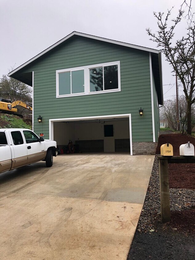 Foto principal - Brand new 3 bedroom house in Roseburg