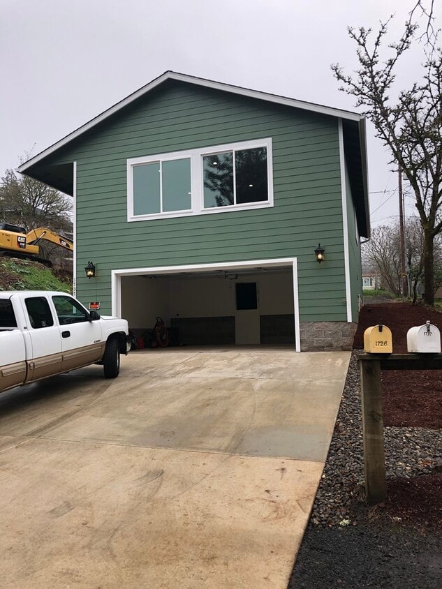 Primary Photo - Brand new 3 bedroom house in Roseburg