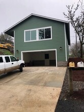 Building Photo - 1737 SE Kane St