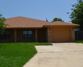 Building Photo - 913 Daisy Dr