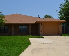 Building Photo - 913 Daisy Dr
