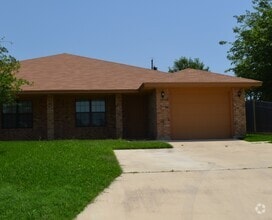 Building Photo - 913 Daisy Dr